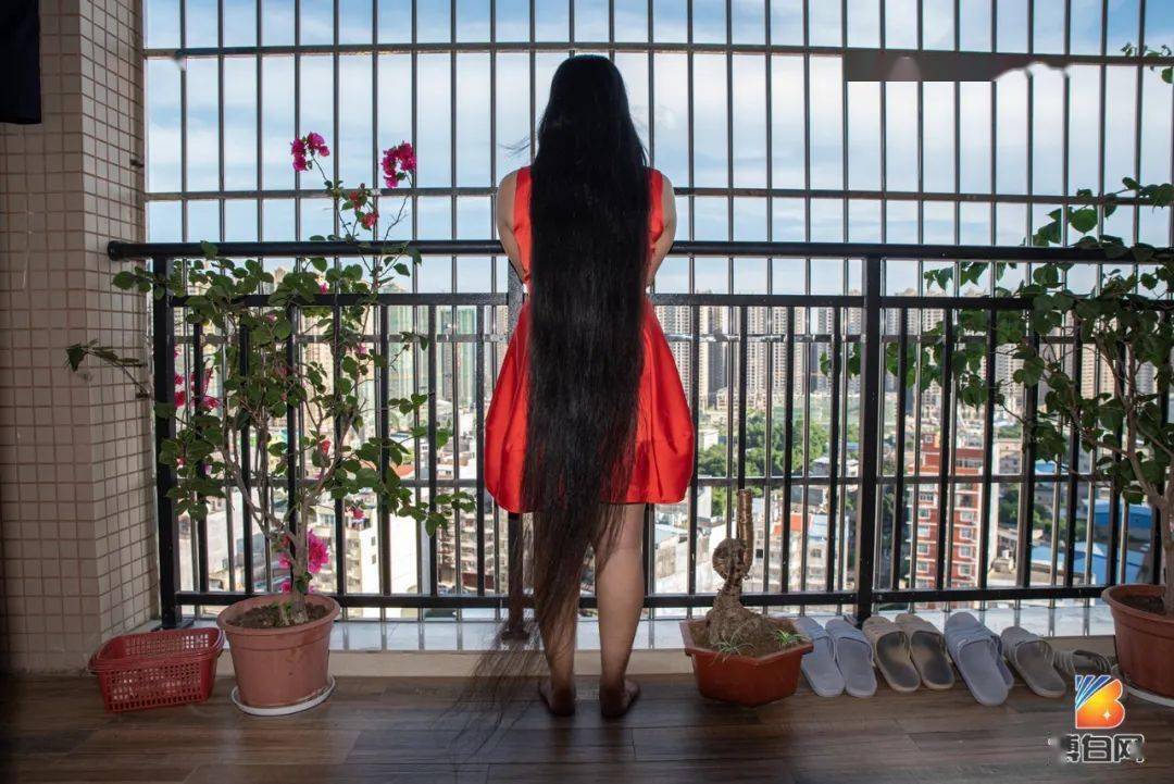 要火最长超17米博白80后美女这头秀发竟留了18年