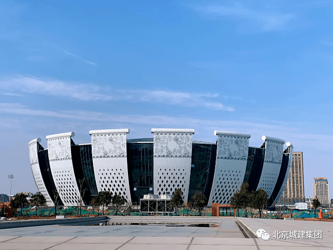 清丰县文体中心项目体育馆工程为新型大跨索承网壳结构,屋盖跨度达到