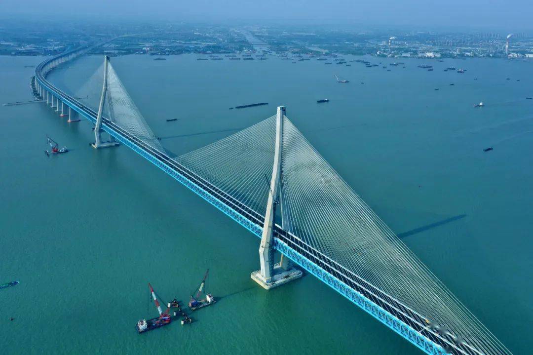 承载着南通至上海通沪铁路一期工程的长江大桥"大名"确定为" 沪苏通