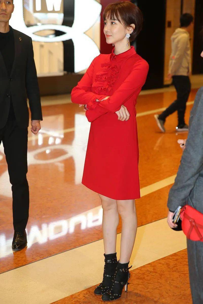 陈小纭穿运动短裤走机场竟然很时髦腿不算很细但很直