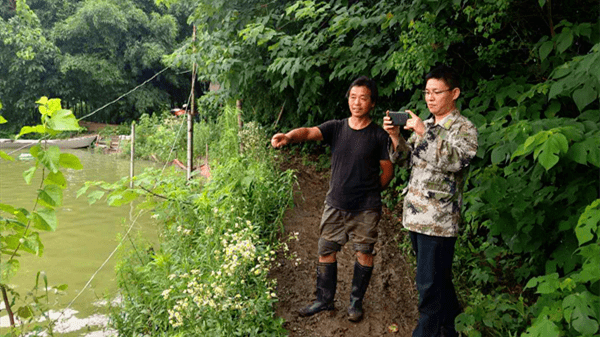 姚江镇纪委监察办同志在新桌山村村干部陪同下踏勘发包鱼塘经查中标人