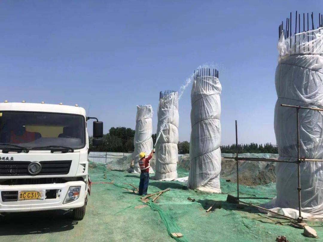 墩柱养护挡土墙内回填接下来,项目部将重点推进引桥第三联箱梁吊装