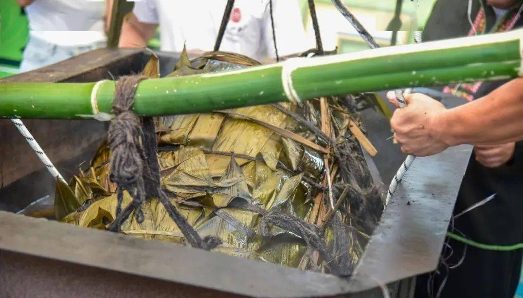 哦豁588斤的粽子你见过吗柳州就有这巨无霸大粽王