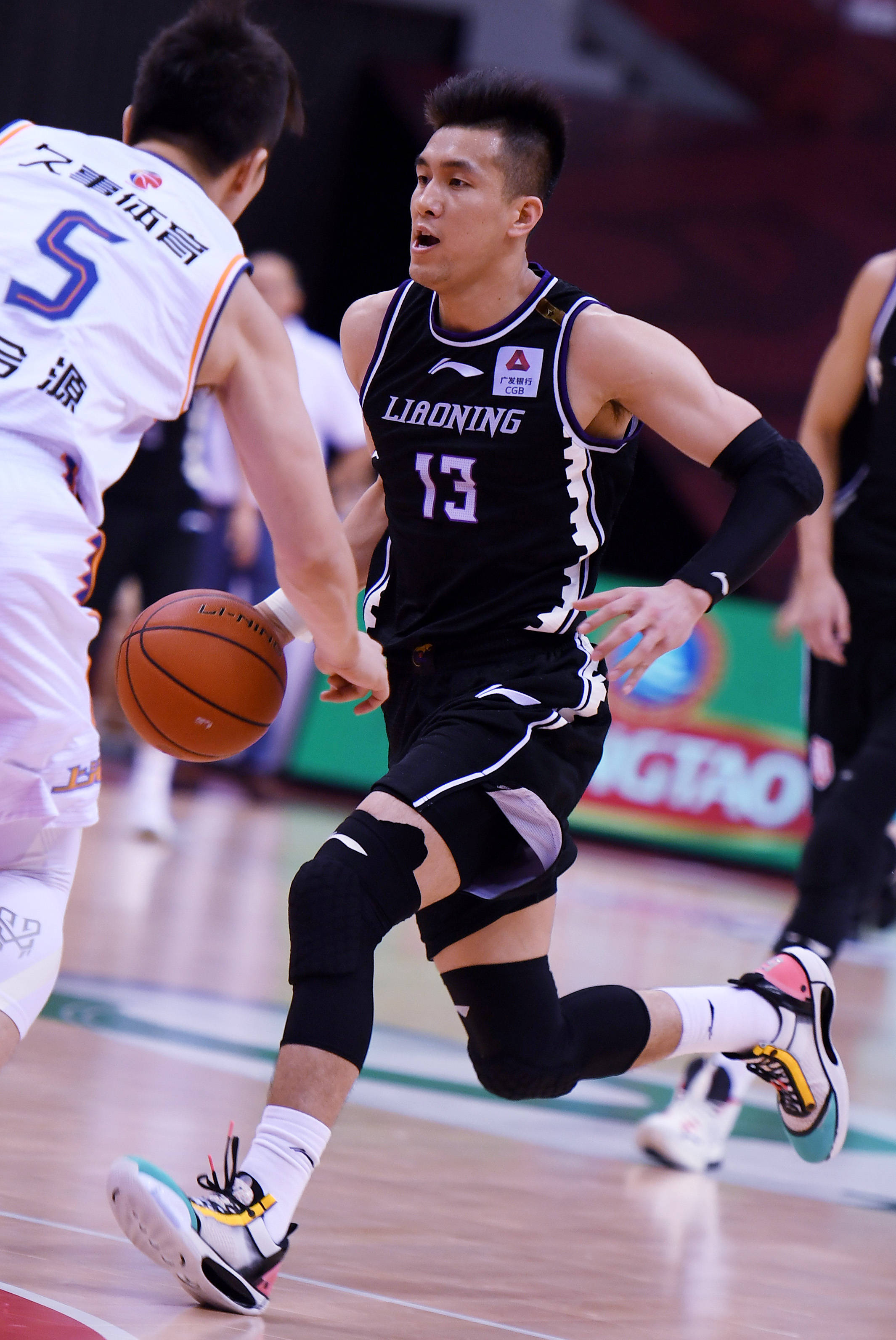 6月24日,辽宁本钢队球员郭艾伦(中)在比赛中带球突破.