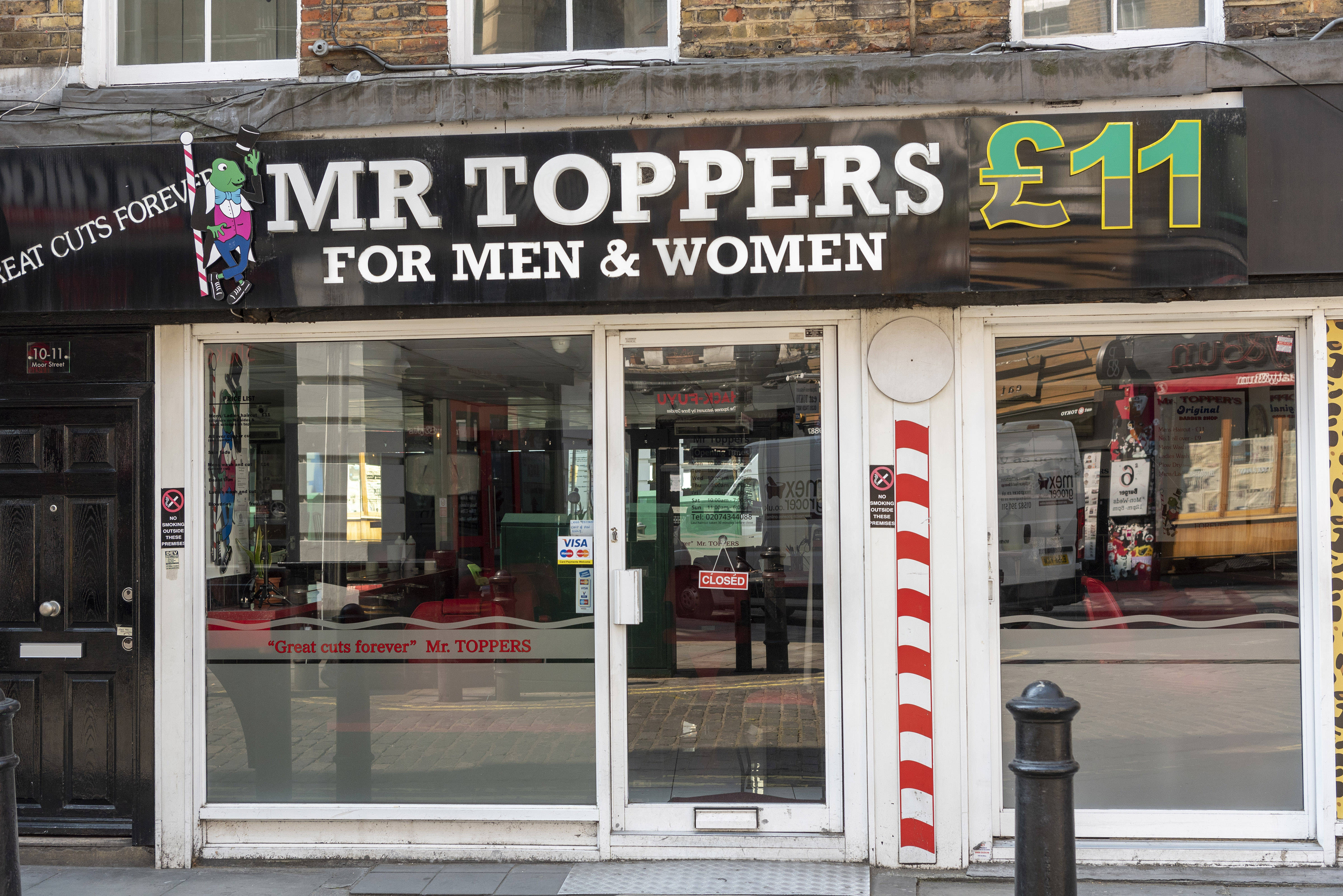 这是6月24日在英国伦敦拍摄的一家关闭的理发店