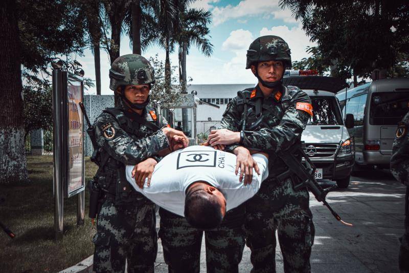 手持钢枪长途行军野外生存,武警中山支队进行"魔鬼周"极限训练