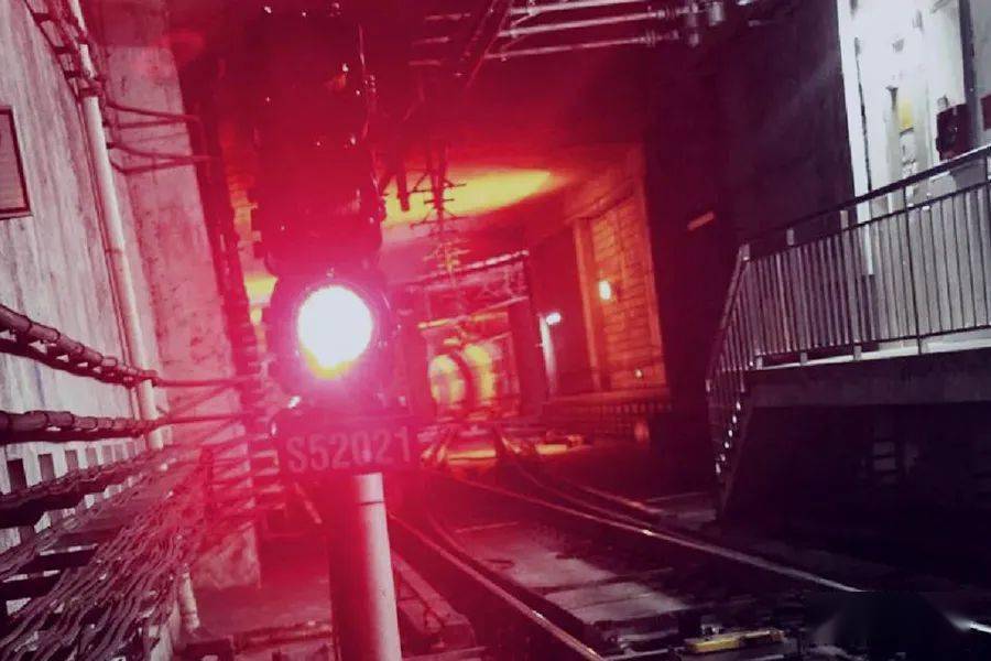 红灯停绿灯行地铁里的红绿灯你见过吗