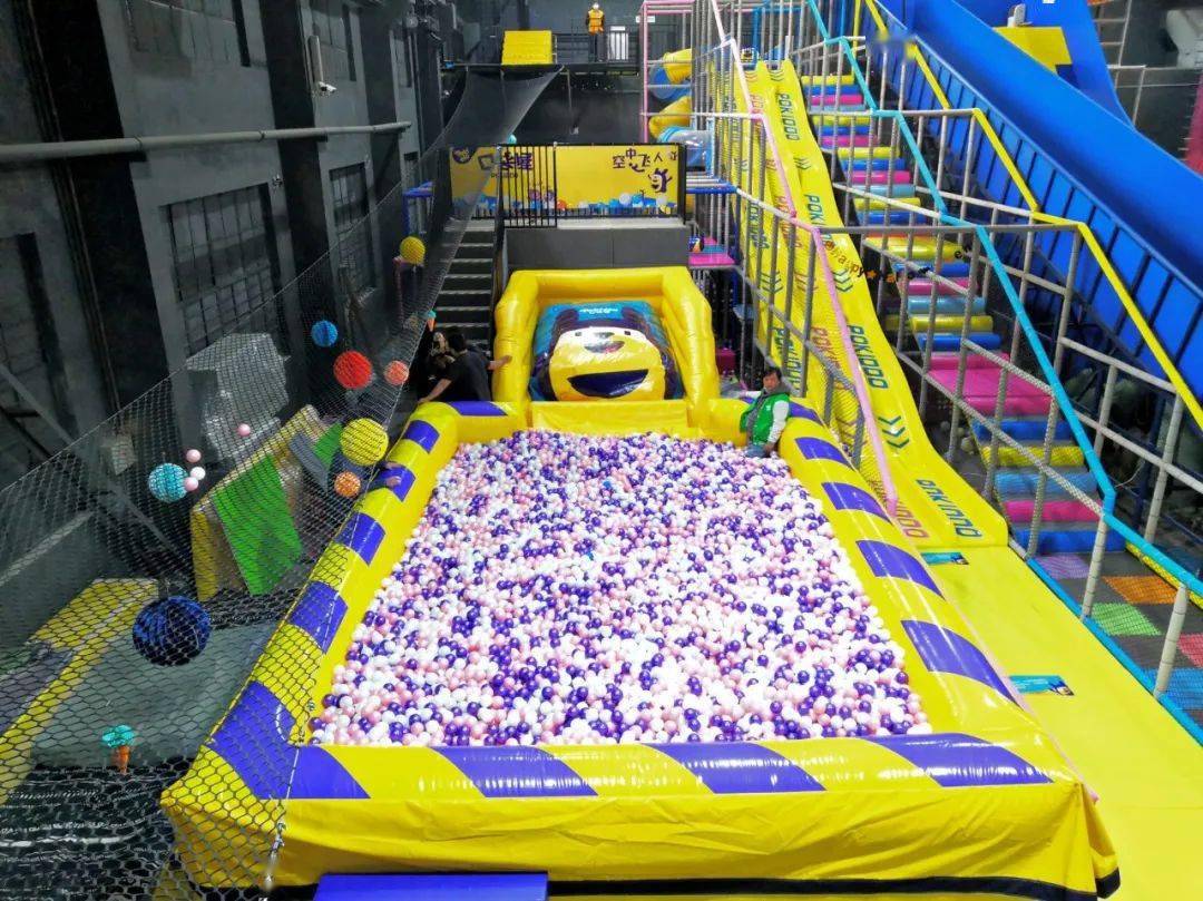充气飞人,互动投影,粘粘蜘蛛墙…专业蹦床,障碍蹦床,专业蹦面灌篮