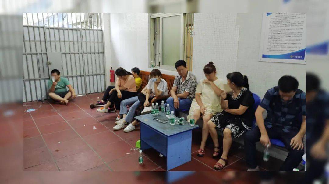 饶平警方在山上捣毁一个"鱼虾蟹"聚赌窝点,抓获涉赌人员27人