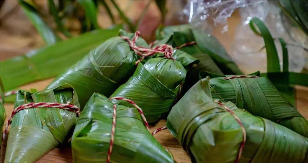 包法讲究常州"代表":小角粽1活动当天,最为亮眼的环节便是花式包粽子