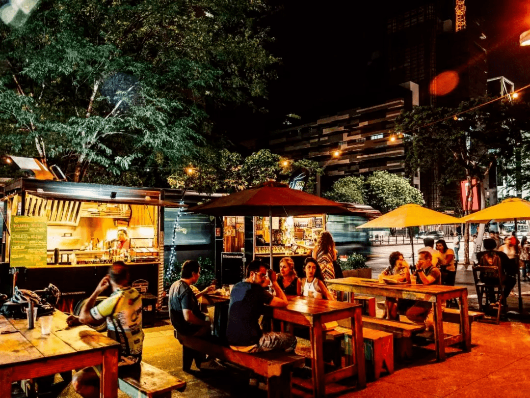 创意移动餐车成为地摊经济新亮点