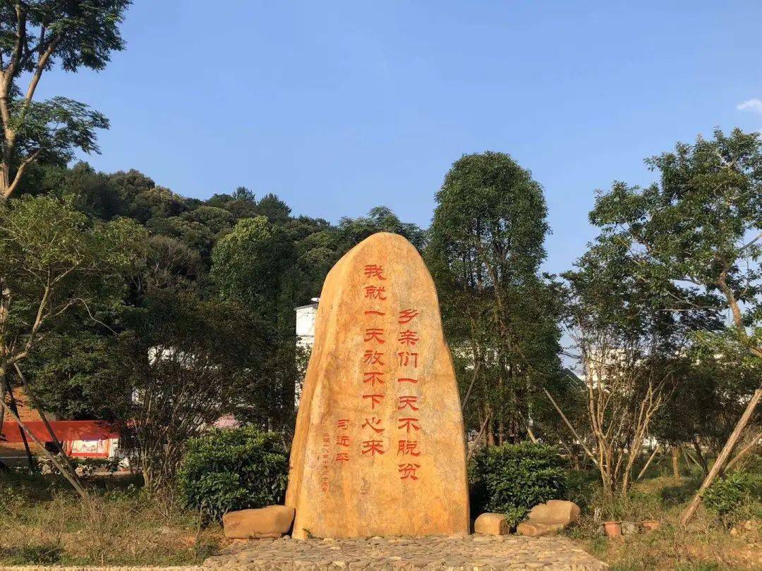 连樟村吸引了全国各地的人们慕名而来,这块巨石成为了