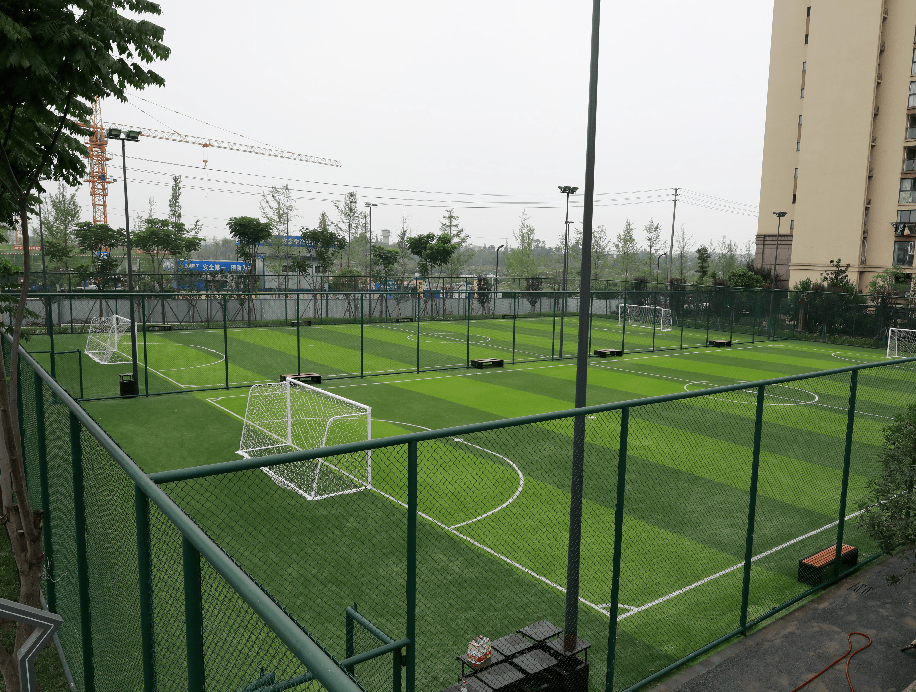 拥有2个7人制足球场,3个5人制足球场