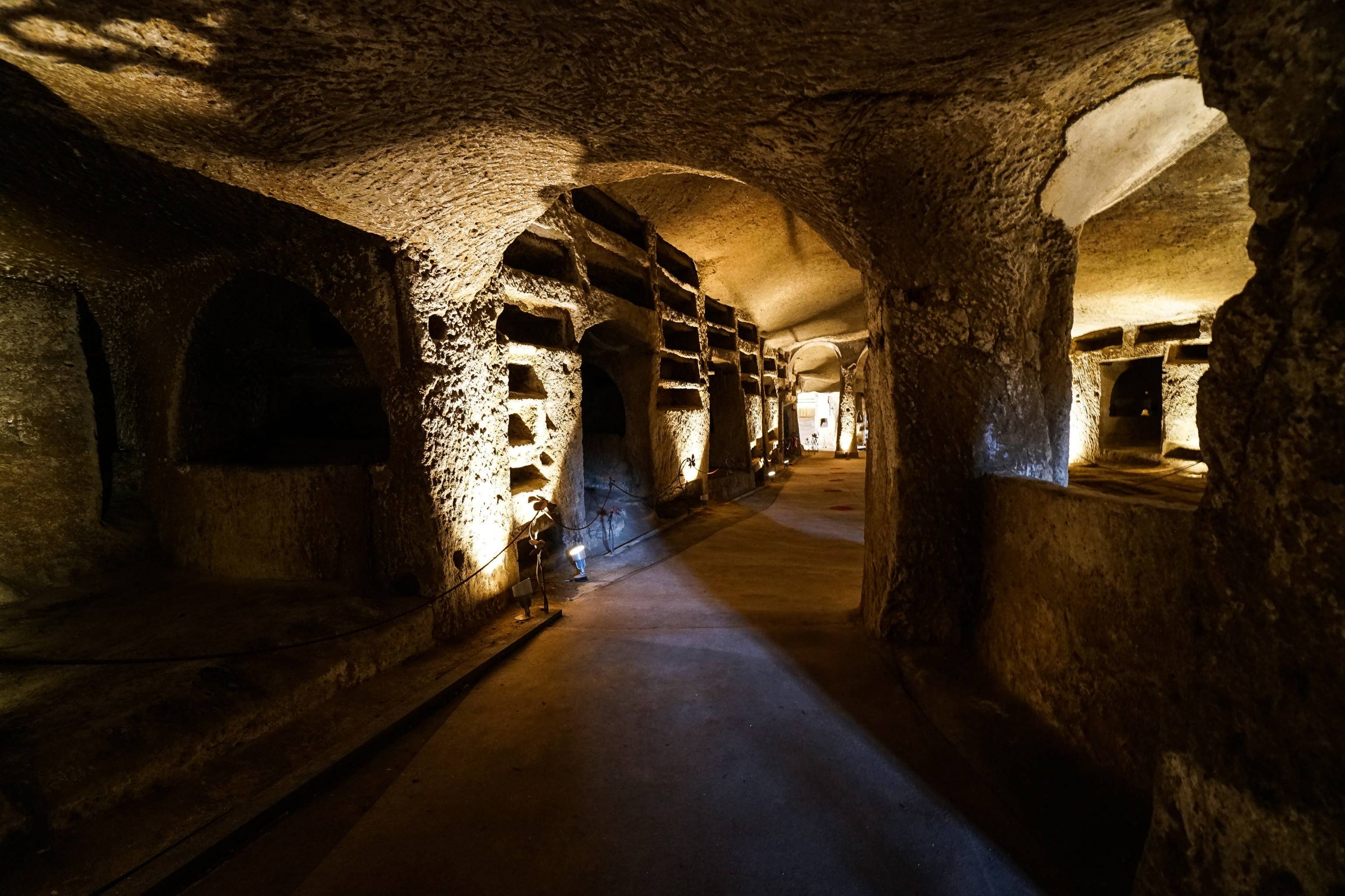 意大利圣真纳罗地下墓穴重新对公众开放