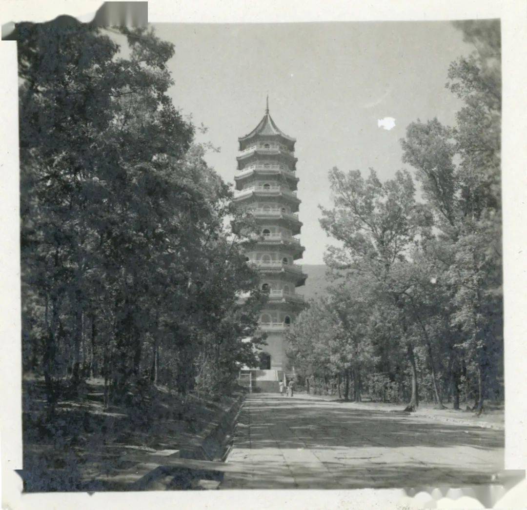 民国灵谷塔小照,1940年代银盐纸基照片,6 × 6 cm佚名,南京大报恩寺塔