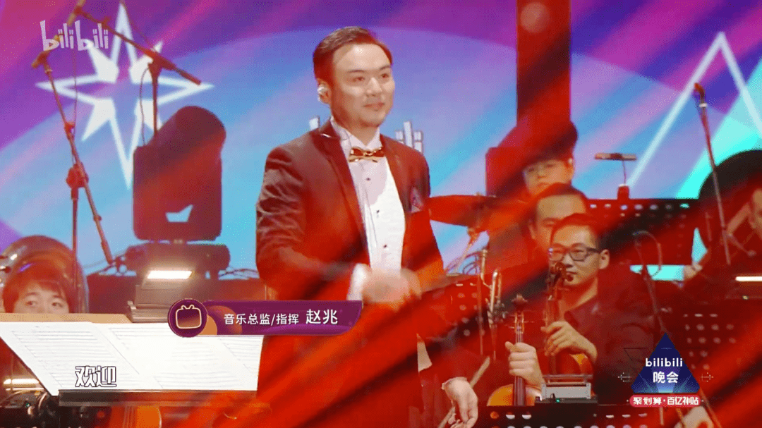 最后的音乐派对上,李宇春,张亚东,常石磊,赵兆,武勇恒临时组成乐队,一