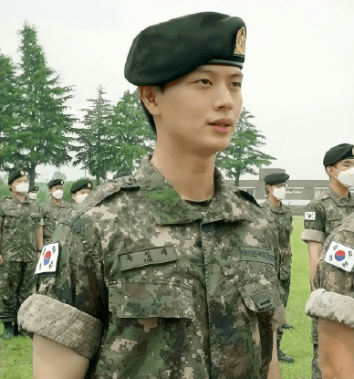 btob陆星材军中近况公开 身穿迷彩依旧光彩照人