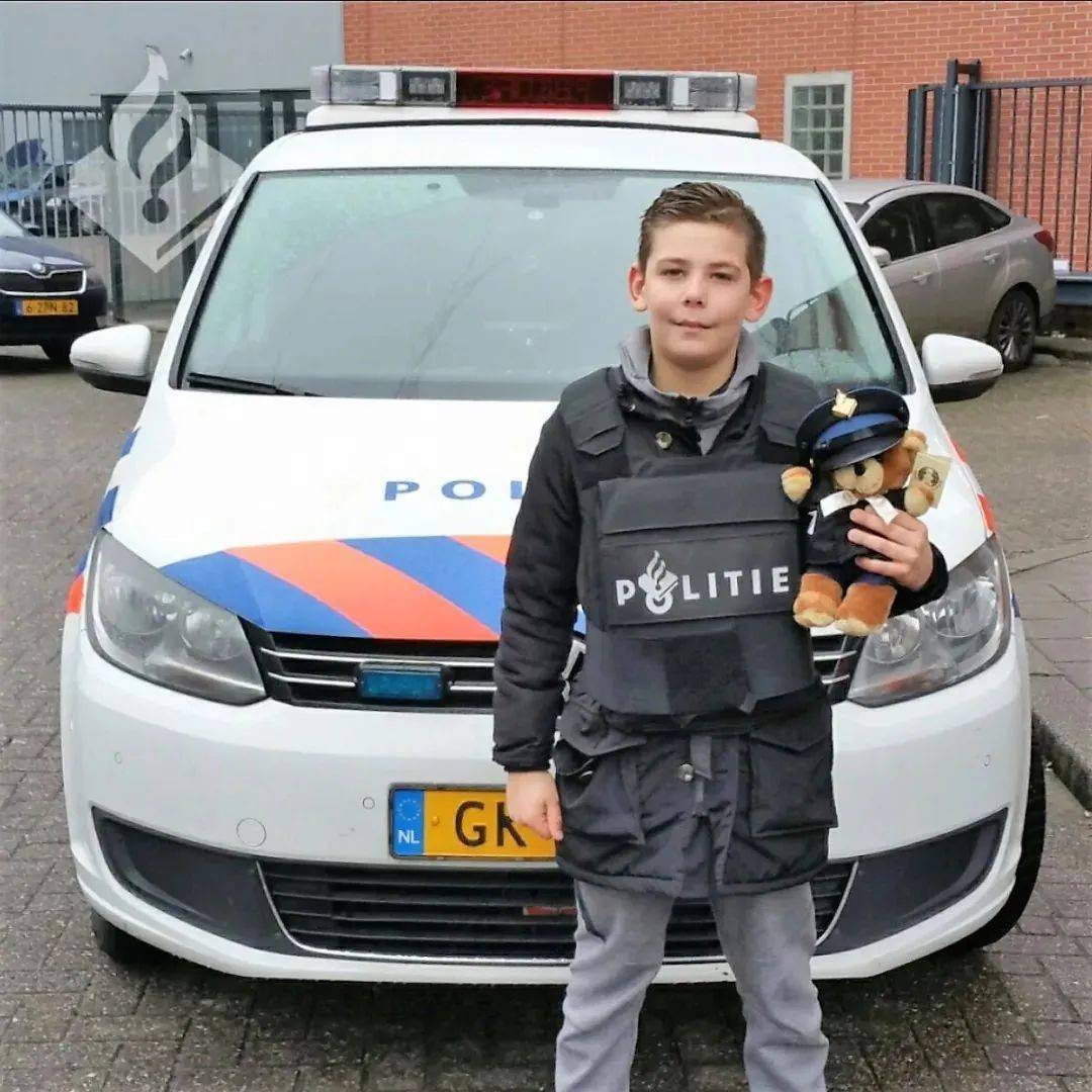在荷兰每辆严肃的警车都必备两只泰迪熊反差的背后是无限善意今日宜