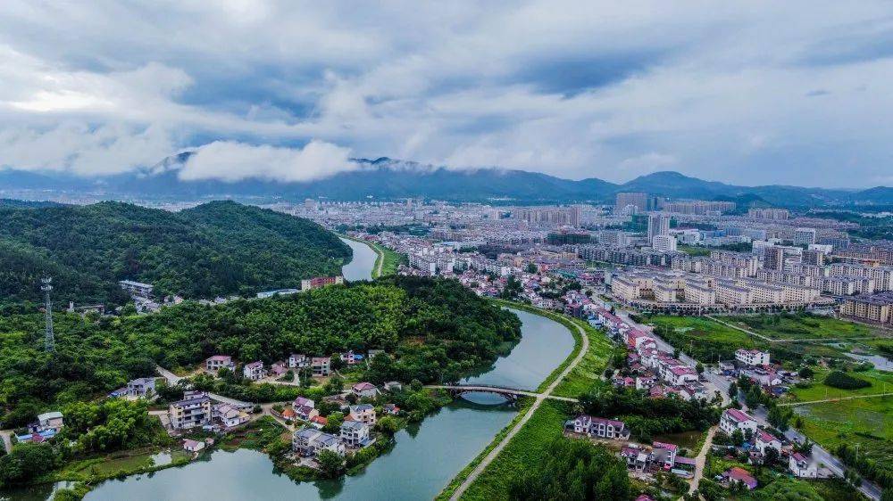 以下以下景区不收大门票哦月亮湾景区月亮湾风景区位于离泾县县城18