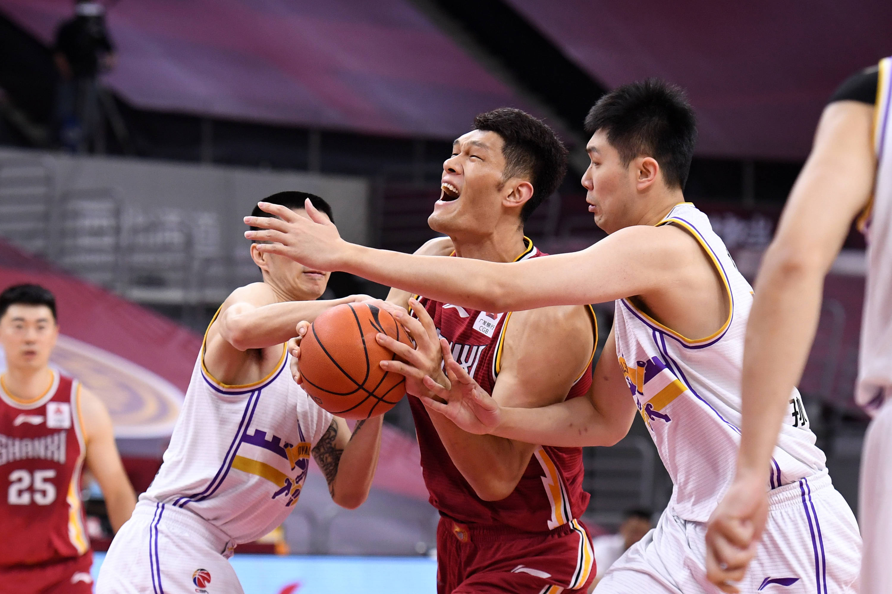 6月26日,山西汾酒股份队球员葛昭宝(中)在比赛中带球进攻.