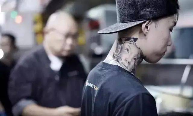 史上最可爱的纹身大哥带着古惑仔做起了新加坡最火的餐厅