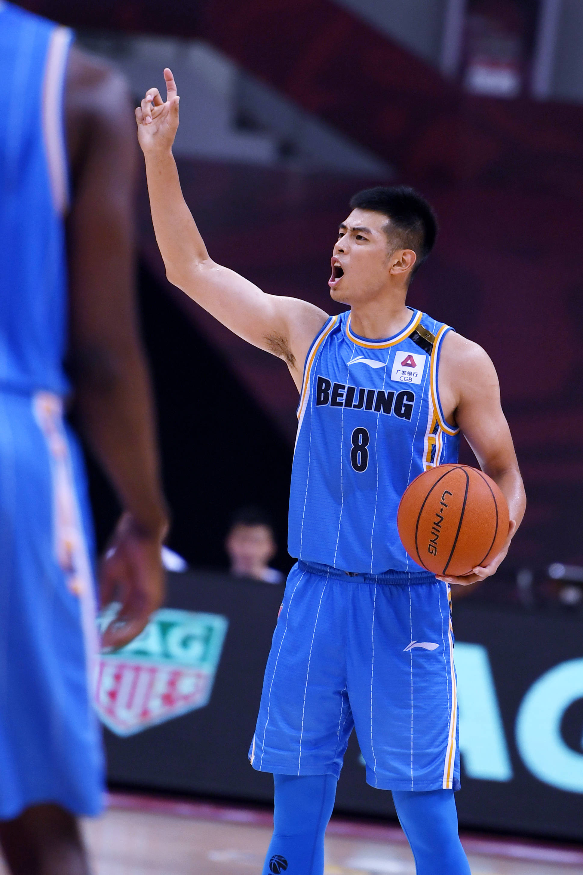 6月26日,北京首钢队球员方硕在比赛中组织进攻.