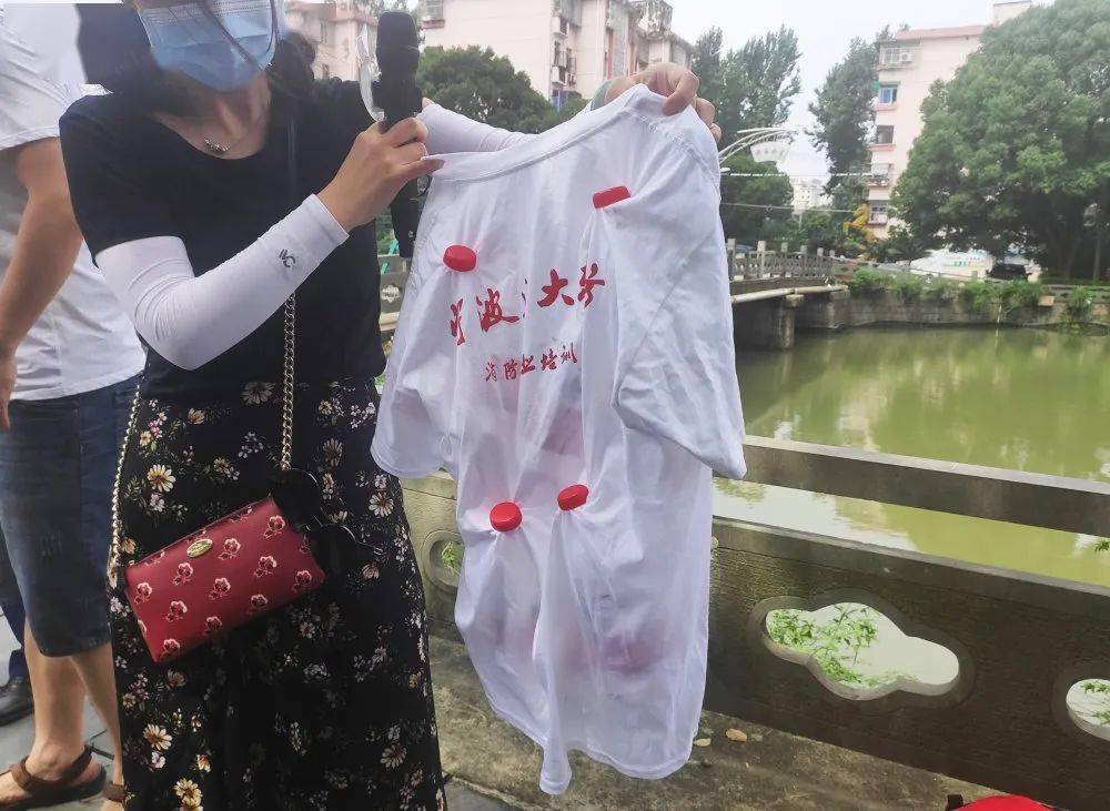 "简易救生圈"就是把大量的矿泉水瓶放入衣服内,再将衣服的衣领,汹口