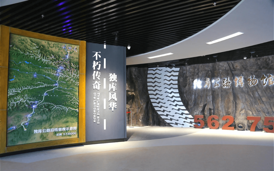 在刚开馆的独库公路博物馆里,游客在出发前仔细参观陈展的军大衣,大头