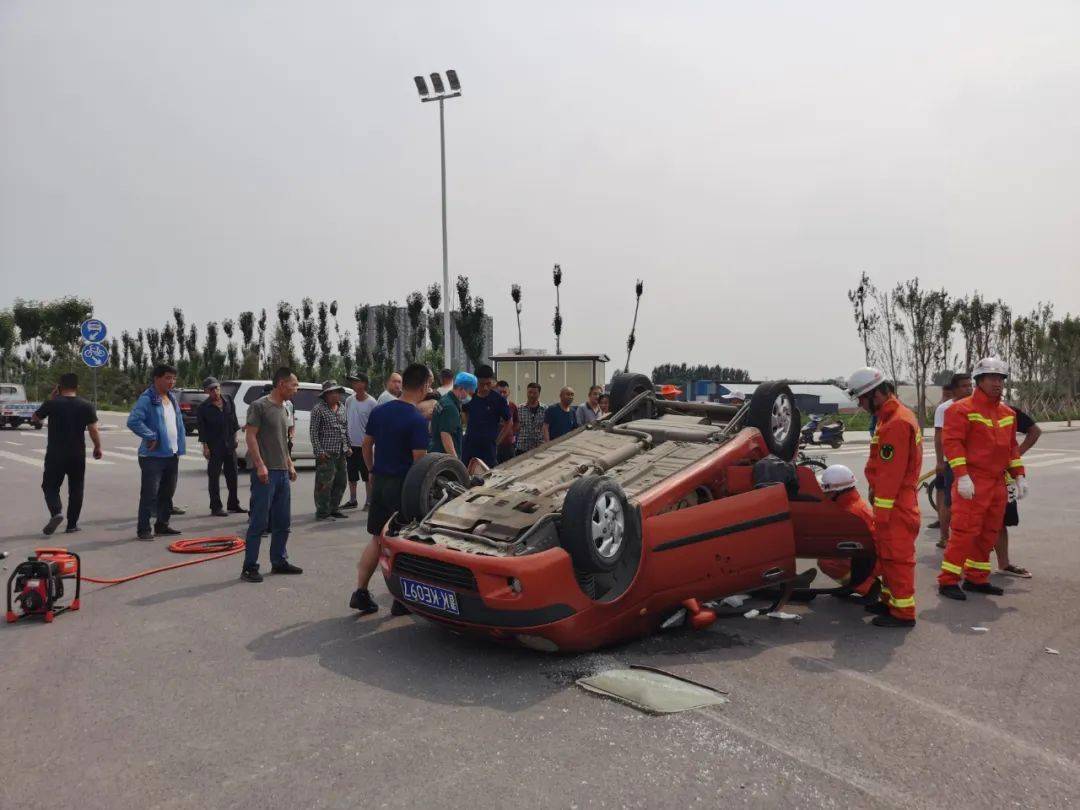 车祸现场,消防员的这一举动非常暖心.