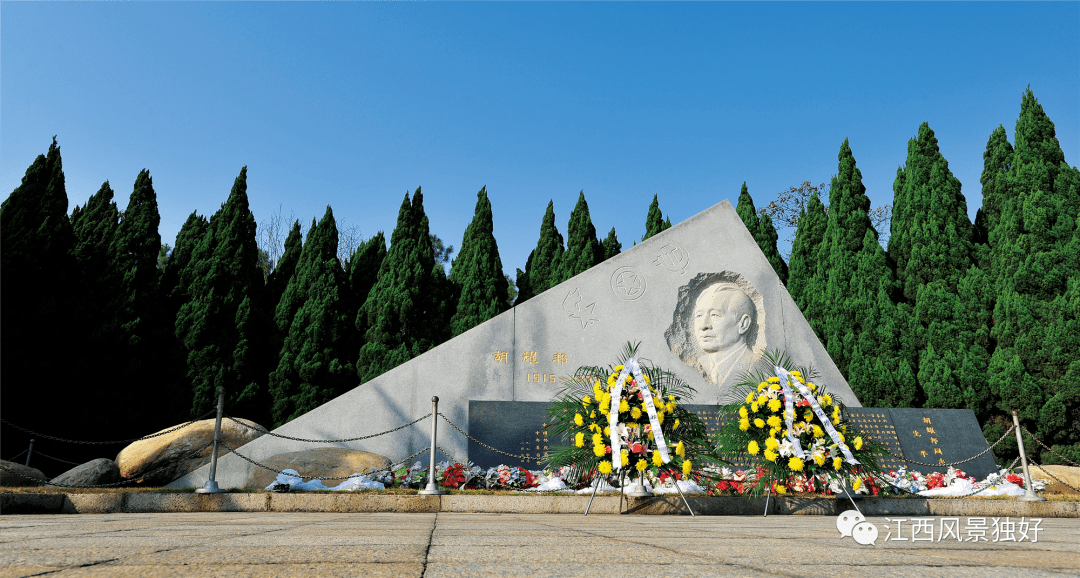 共青城胡耀邦陵园纪念碑共青城,地处江西省北部,庐山南麓,鄱阳湖西岸