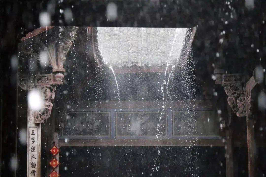 最美不是下雨天,而是和你一起躲雨的屋檐.