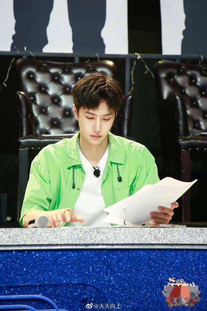 [消息]《天天向上》发布王一博本周剧照 多机位欣赏舞蹈导师认真工作