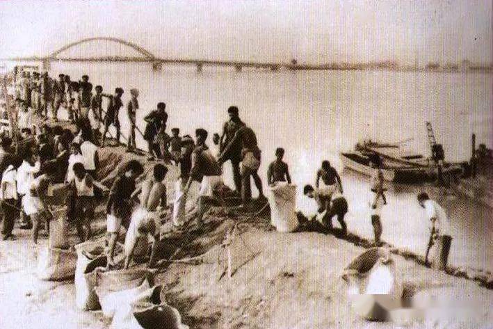 1963年卫运河涨大水,临清人民抗洪老照片