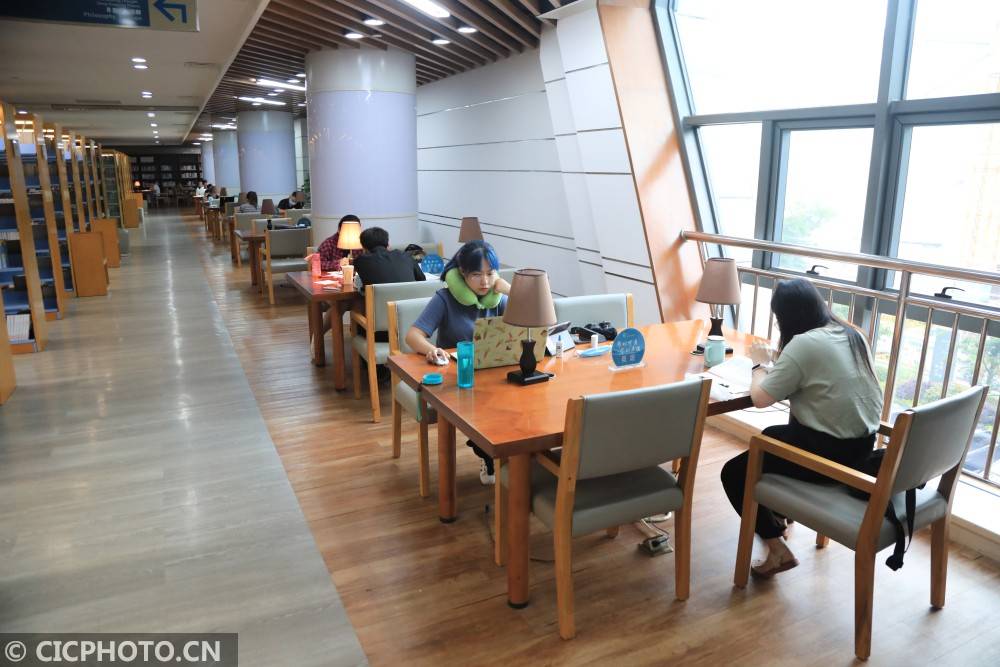 2020年6月27日,浙江省舟山市图书馆,读者在休息区看书学习.
