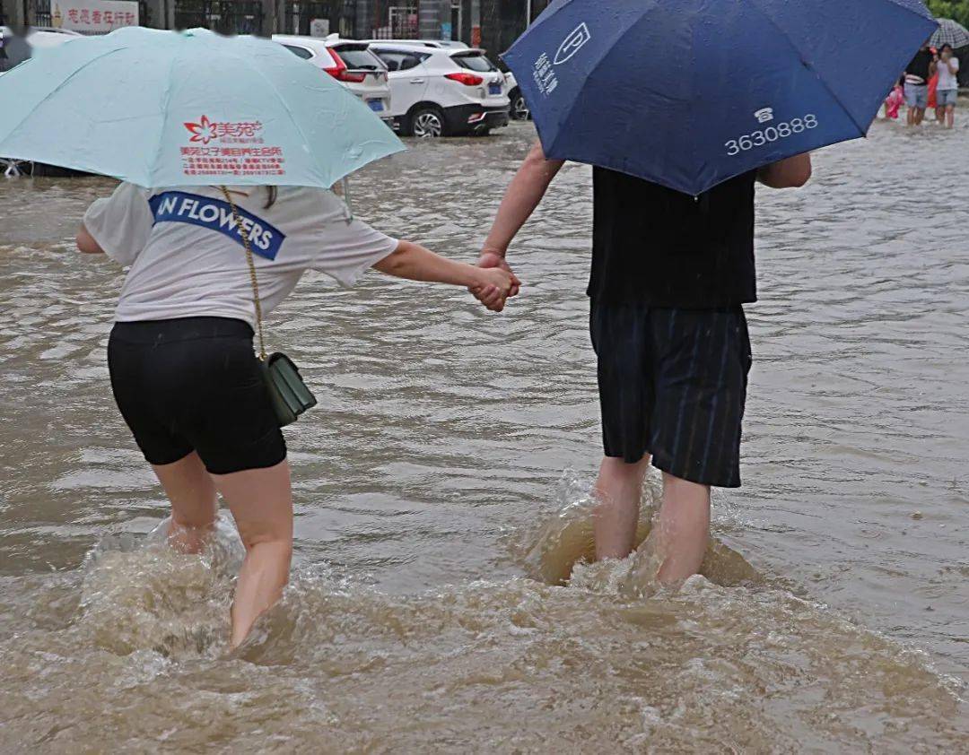 暴雨中的淮南,有人偷偷拍下了这一幕