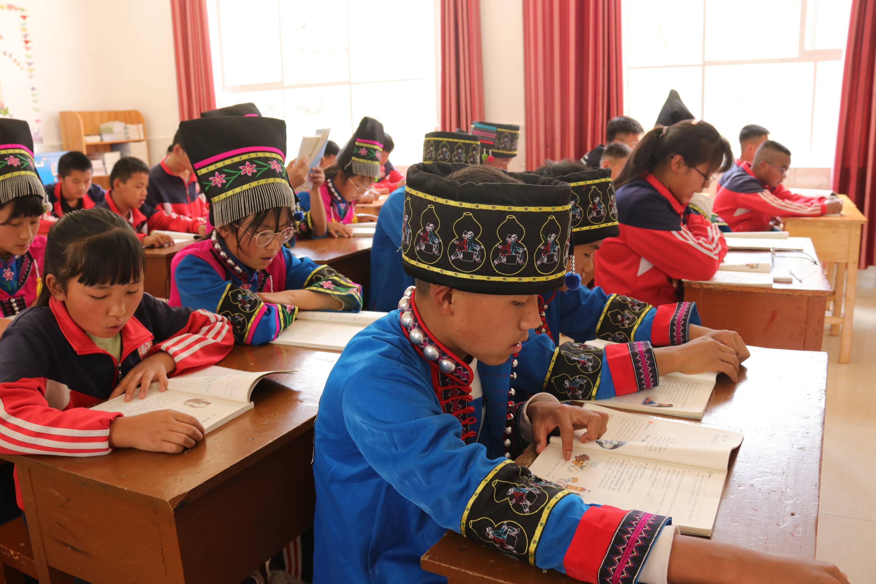 云南省施甸县的布朗族学生在教室里学习(4月21日摄).