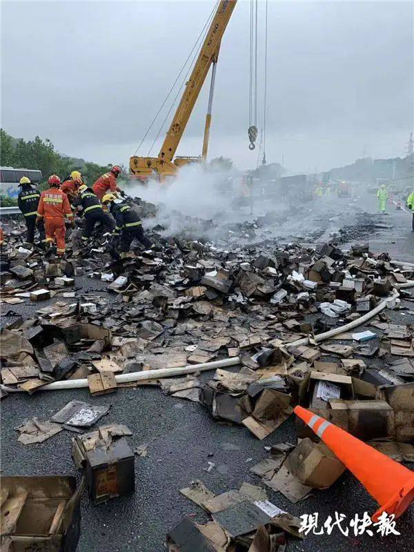 损失惨重!2万部苹果手机高速路上被烧毁?