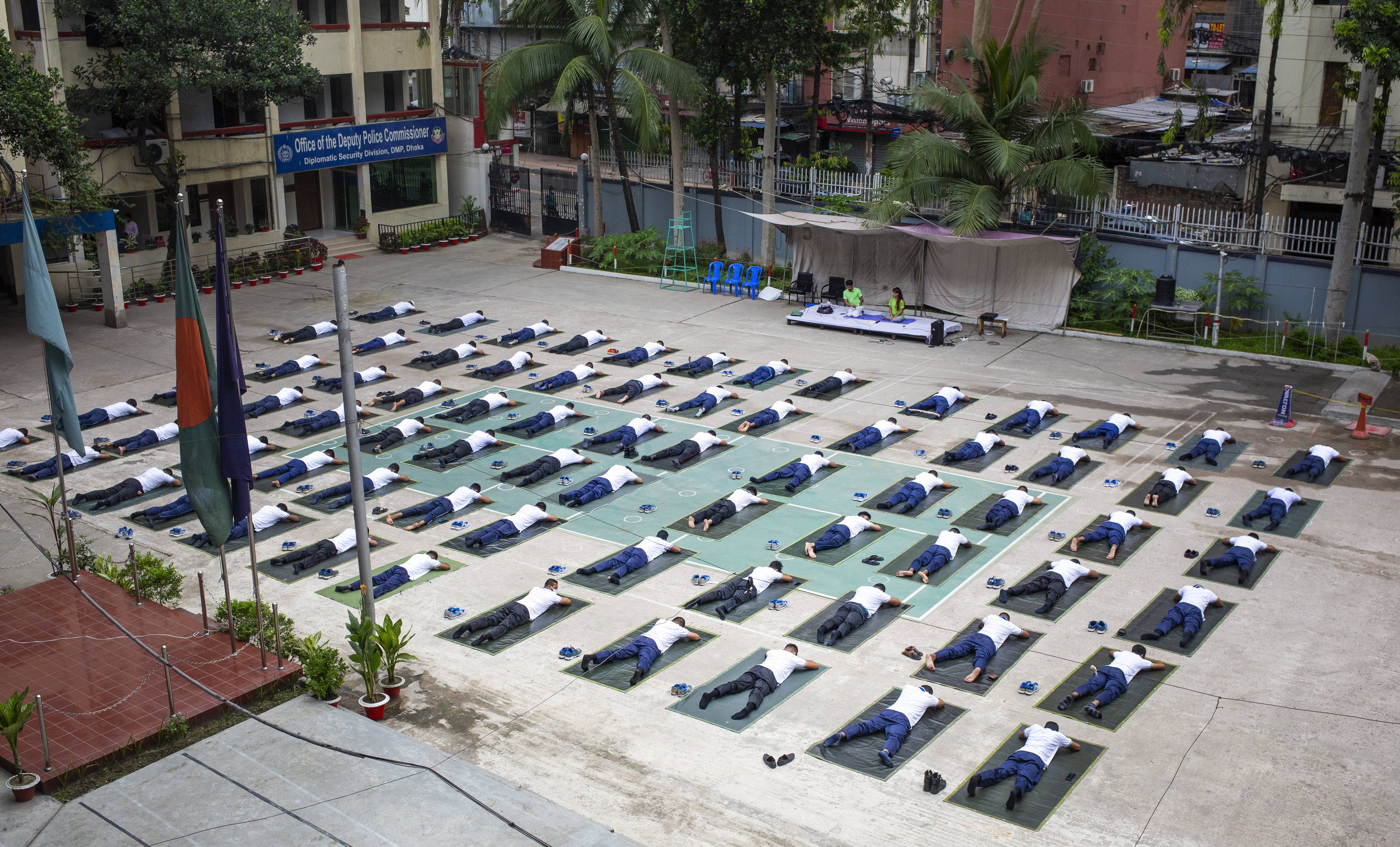 孟加拉国：集体练瑜伽