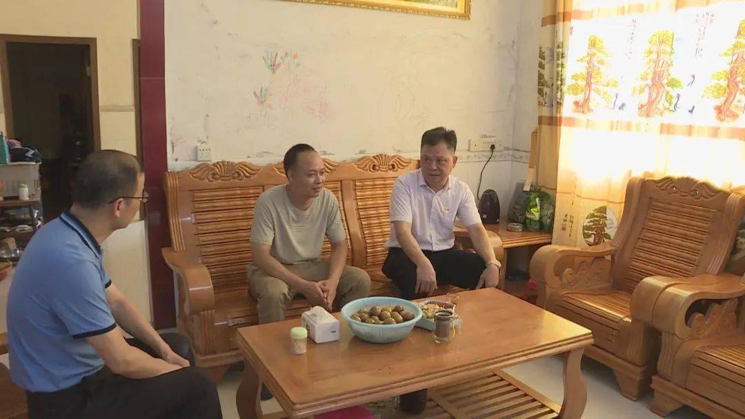 市人大常委会主任许新华到五山镇开展脱贫攻坚访贫问效暨七一慰问