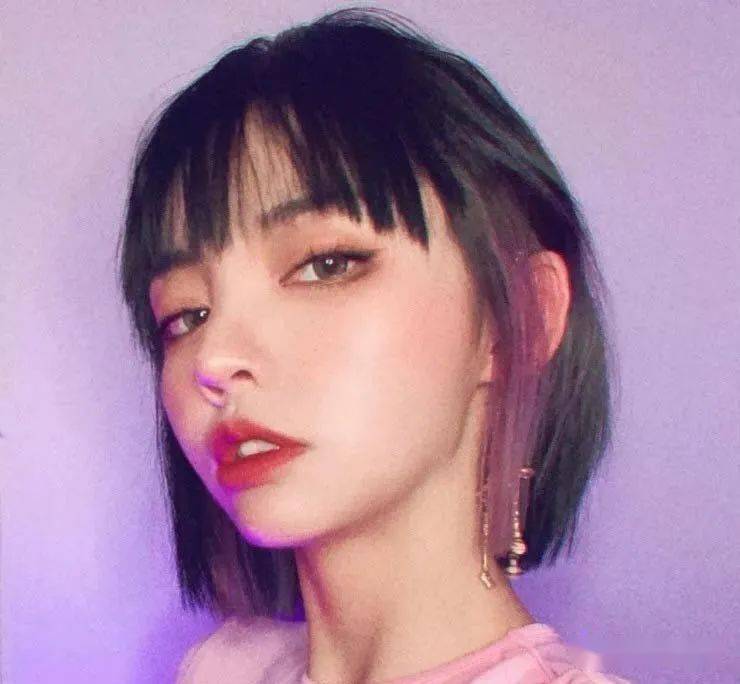 2020年超火的"挂耳染短发"