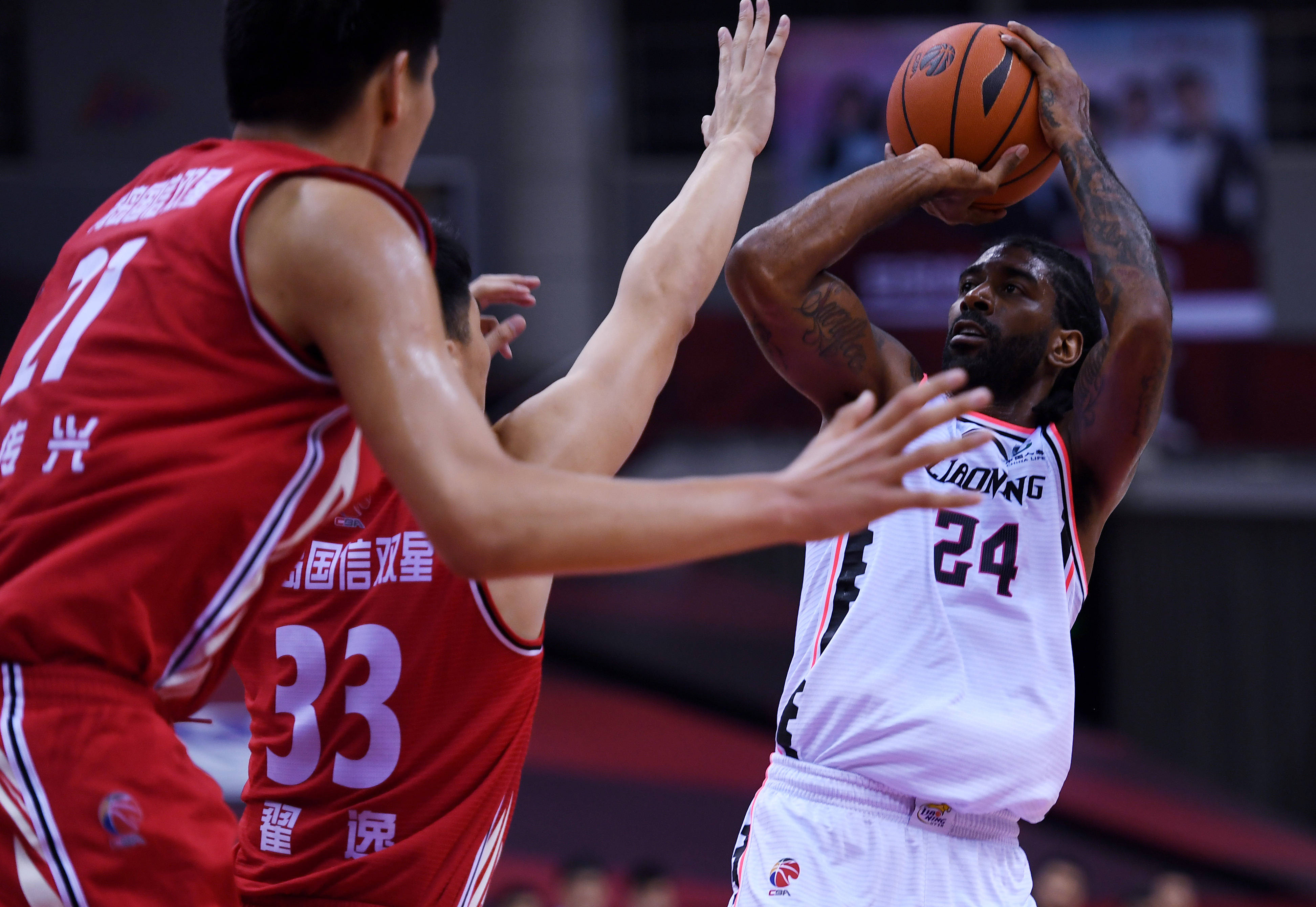 6月29日,辽宁本钢队球员梅奥(右)在比赛中投篮.