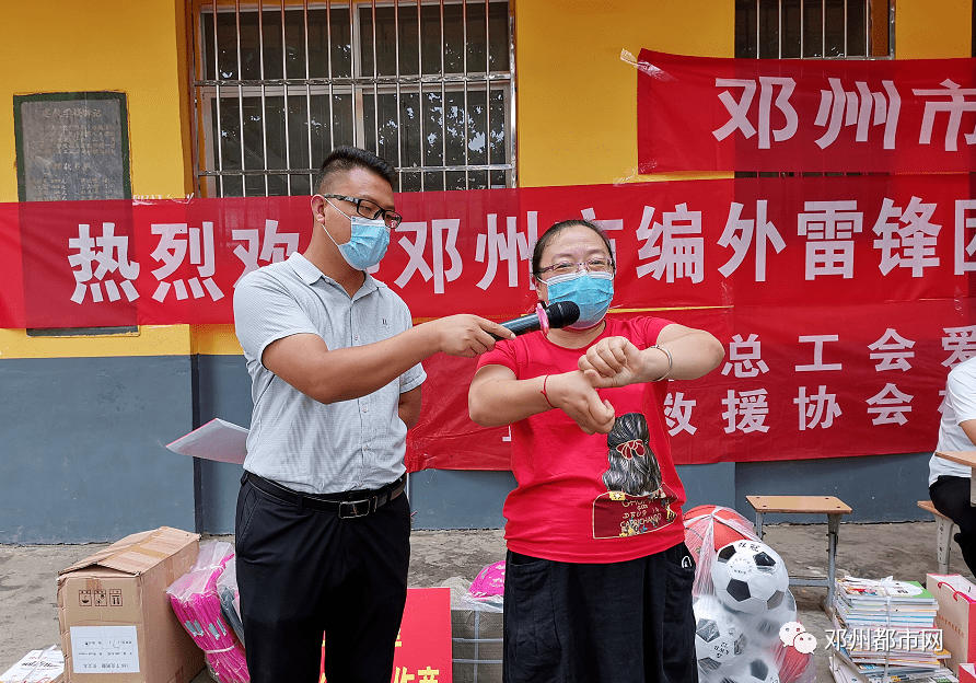 鄧州張寨小學來了一群穿制服的人他們還拿著