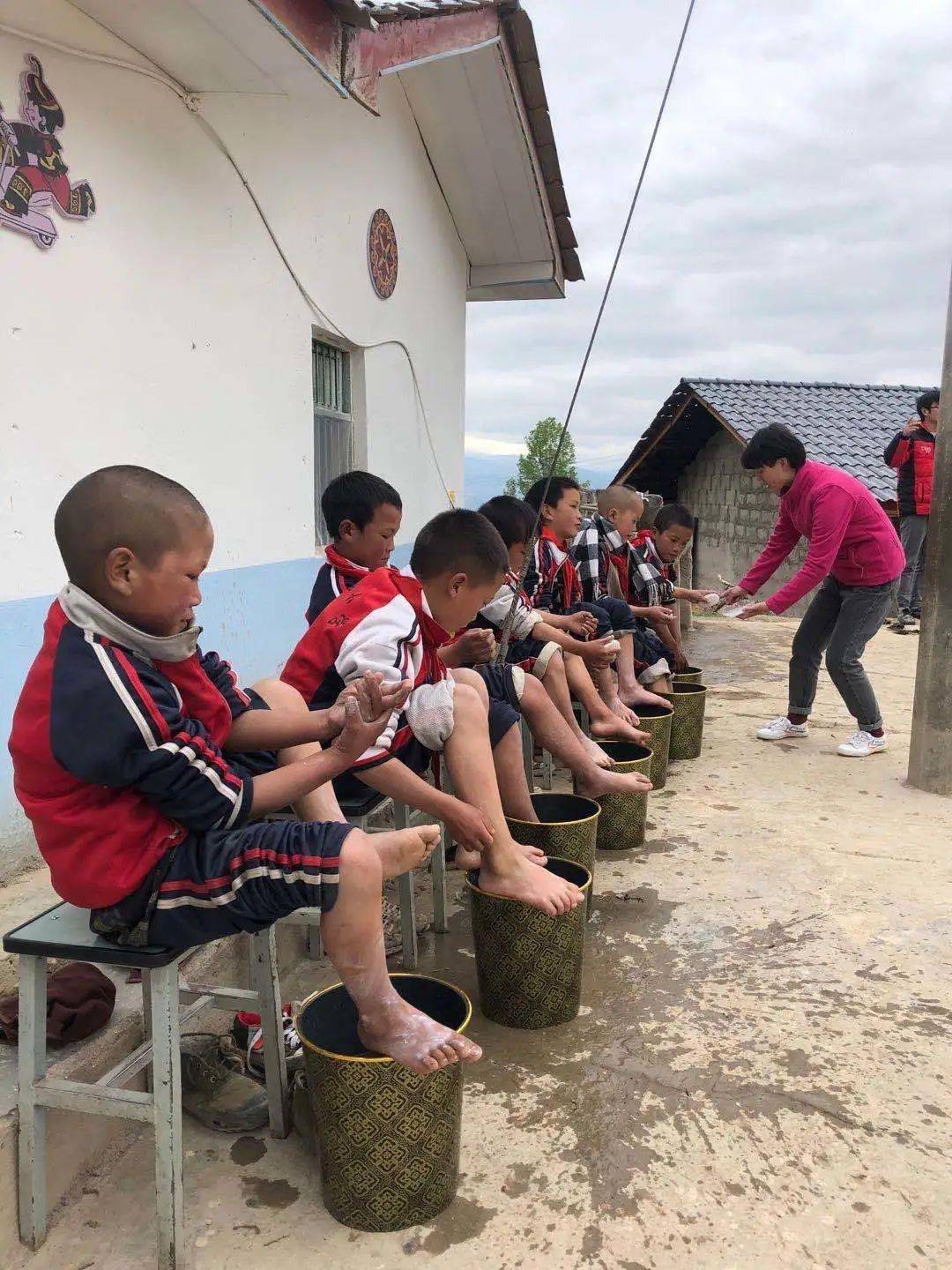 大凉山里农村饮水安全的"一步跨千年"