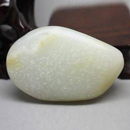 玉石之上瑕出意境的雪花玉