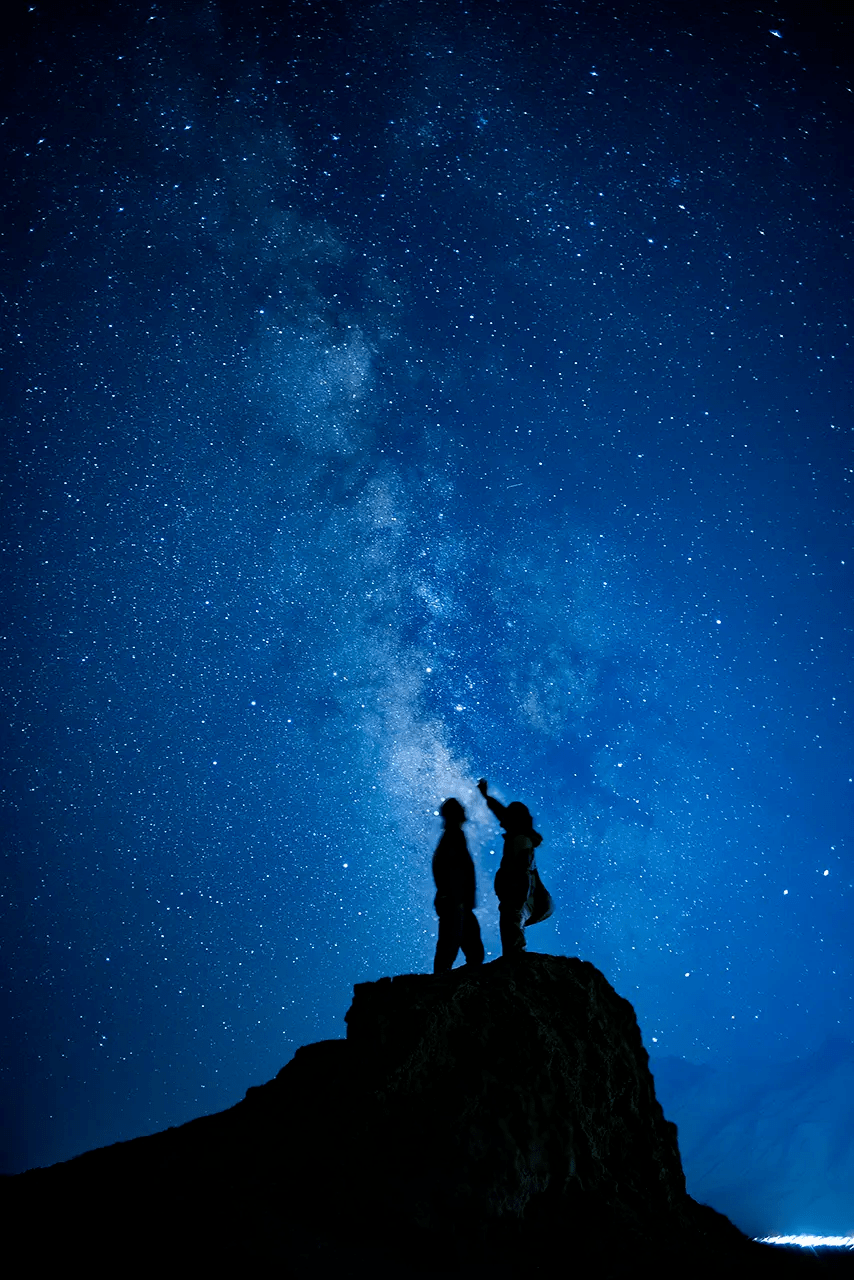 有一群人在城市底部仰望星空