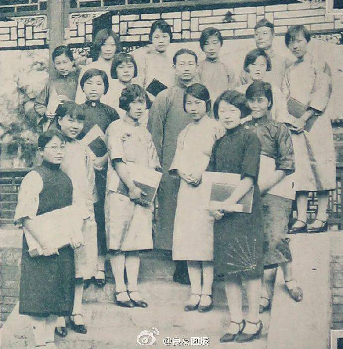 与其歌剧教授合影 有清新风的,白裙白鞋白袜  演绎白裙飘飘的女子风采