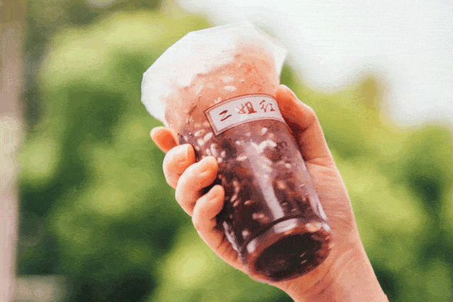 酒酿也是自己家做的,喝前摇一摇,入口甜而不腻,红豆香浓哦~去芜湖尝尝