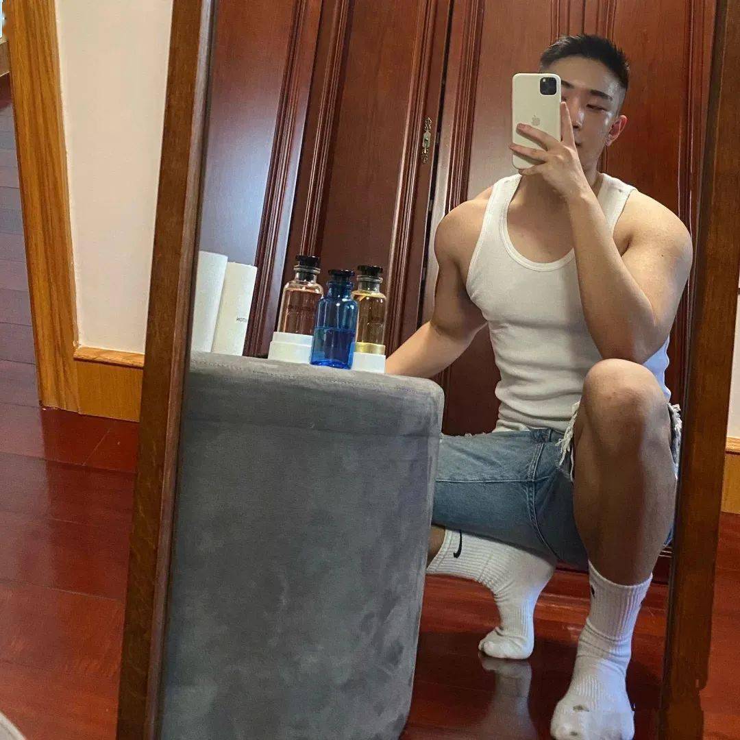 180体育生小奶狗最爱开腿自拍,白袜短腿紧身衣,真的太帅了!