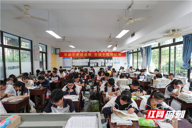 6月30日,衡阳市第八中学高三490班早自习课堂上,学生们正在争分夺秒地