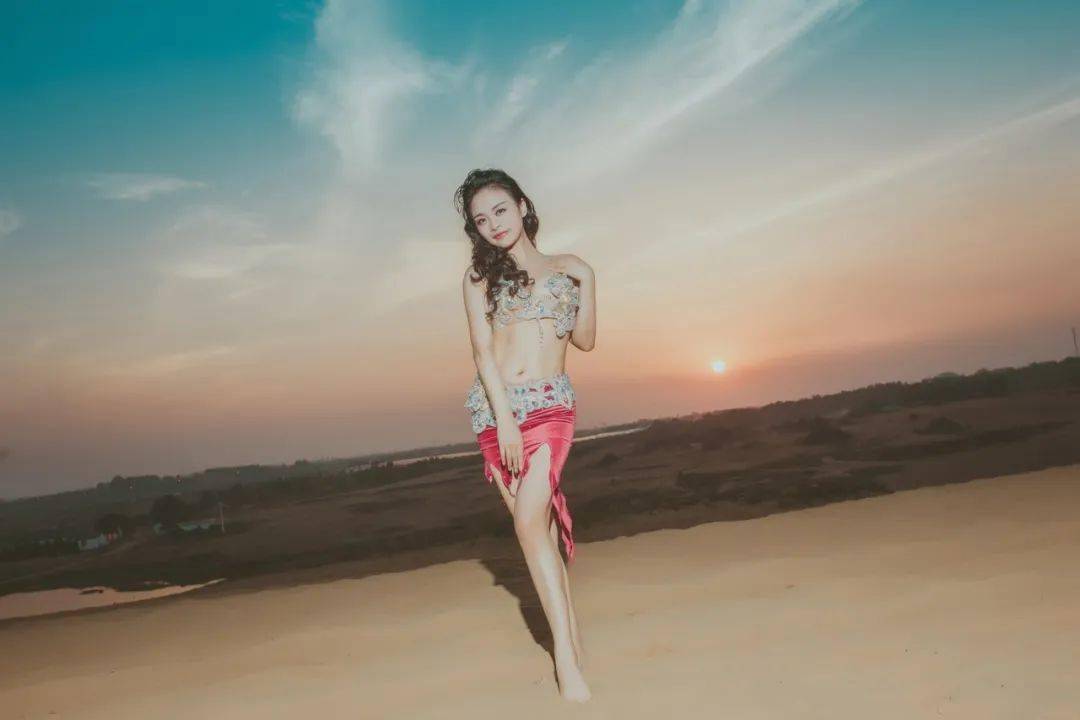 51岁王菲泳装照流出难怪2任前夫念念不忘有种女人年龄成迷身材无敌